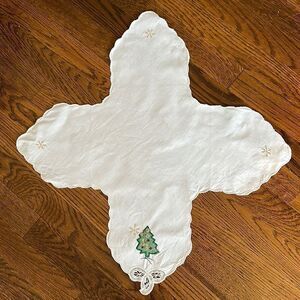 Holiday white linen‎ bread basket liner with embroidered Christmas